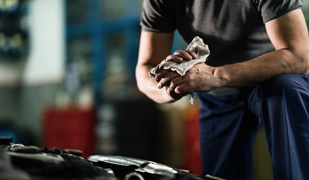 Ruidos extraños provenientes del motor: Mecánico de carros reparando motor